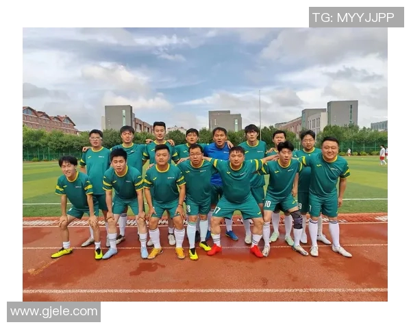 足球明星魅力四射展现个人风采与职业精神的精彩瞬间